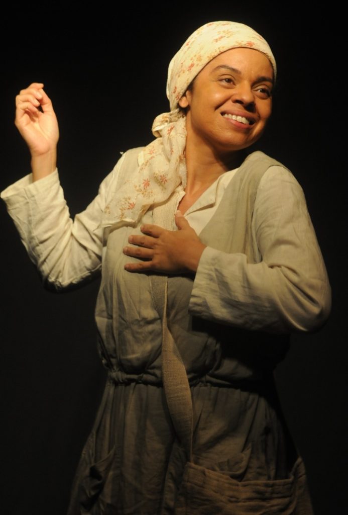Atriz Andréia Ribeiro interpretando Carolina Maria de Jesus