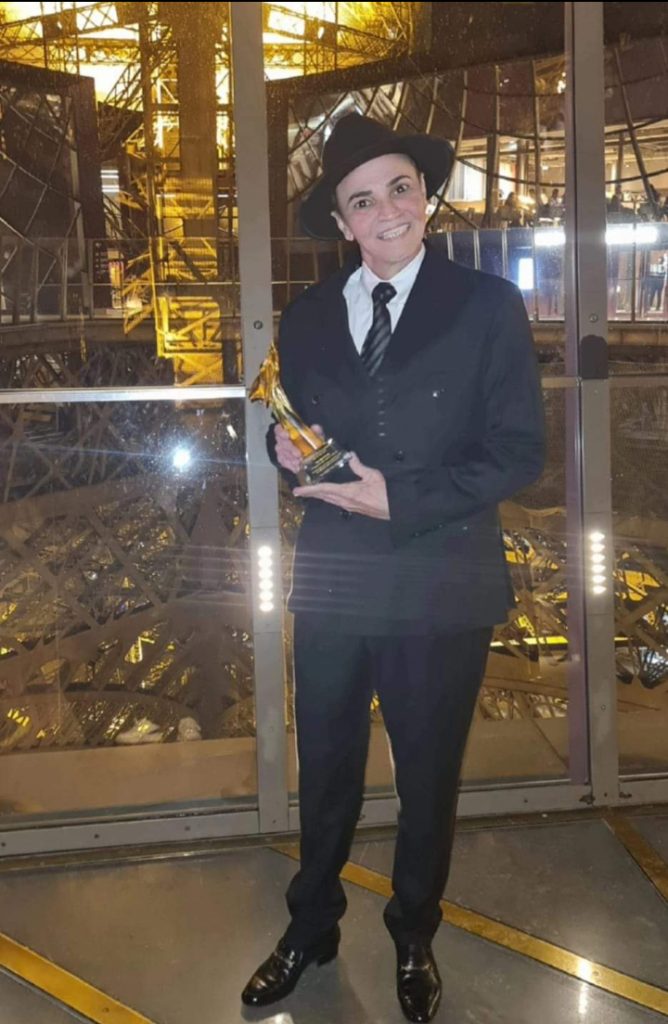 Cláudio Penido na Torre Eiffel, na ocasião em que ganhou o Canário de Ouro