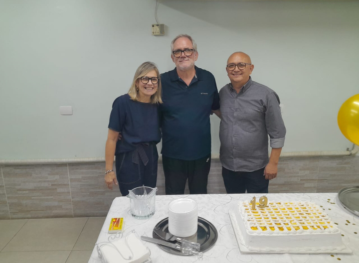 Pr. Ricardo Neves, Pr. Francisco Ribeiro e Pra. Débora Neves na comemoração do aniversário de 18 anos da Igreja Colheita