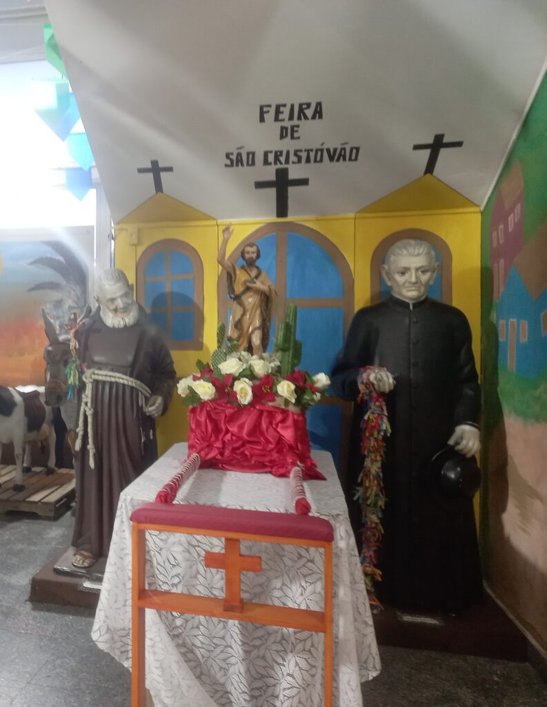 Frei Damião e Padre Cícero ao lado do andor de São Cristóvão no Memorial do Nordeste