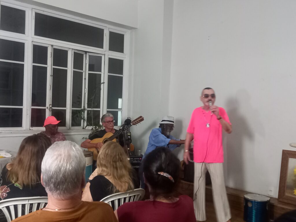 Maurício Max cantando um de seus sucessos
