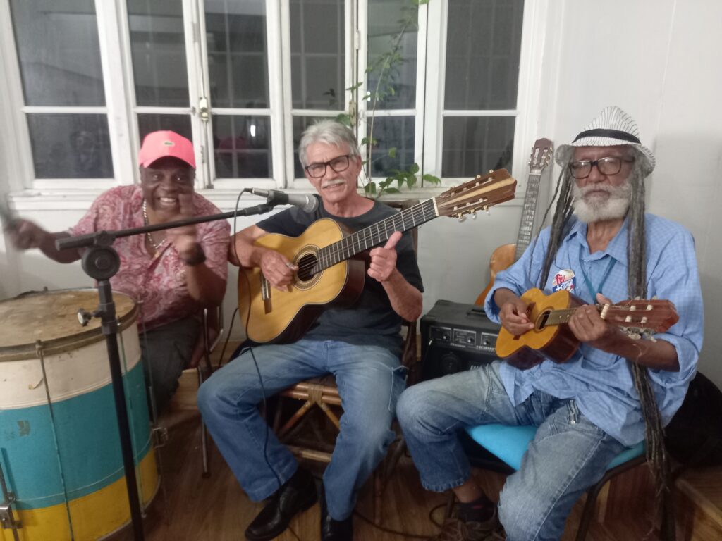 Chico Balanço (surdo), Lineu (violão 7 cordas) e Dony Paraná (cavaquinho)